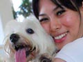 Anya Dwinof Tidur Bareng Anjing Kesayangan